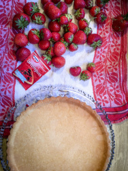 a flan base, strawberries and glaze for making a strawberry cake