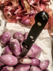 peeled shallots ready for prepairing greek stifado