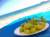 green grapes on a plate at the beach ready for eat