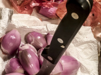 peeled shallots ready for prepairing greek stifado