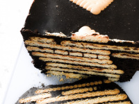 a cake with butter cookies and chocolate which in german is calling dog snout