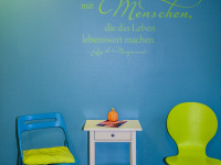 a colorful and invitingly waiting room in a physio practice