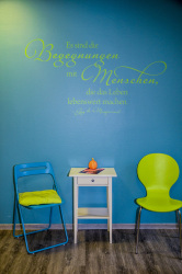 a colorful and invitingly waiting room in a physio practice