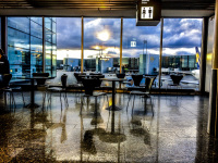 a sitting area at the hamburg airport with a view to the airport grounds