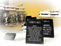 on the breakfast buffet in the residenza ducale in bovino are standing little chalkboards that lettering the buffet