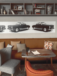 a sitting area styled by the 50\'s in the lounge of the hotel vienna house in osnabrück