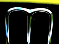 the beautiful kidney grill of a yellow oldtimer bmw e28