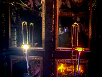 at the ceiling of the papa joe\'s jazzlokal in cologne are hanging trumpets and mirrors