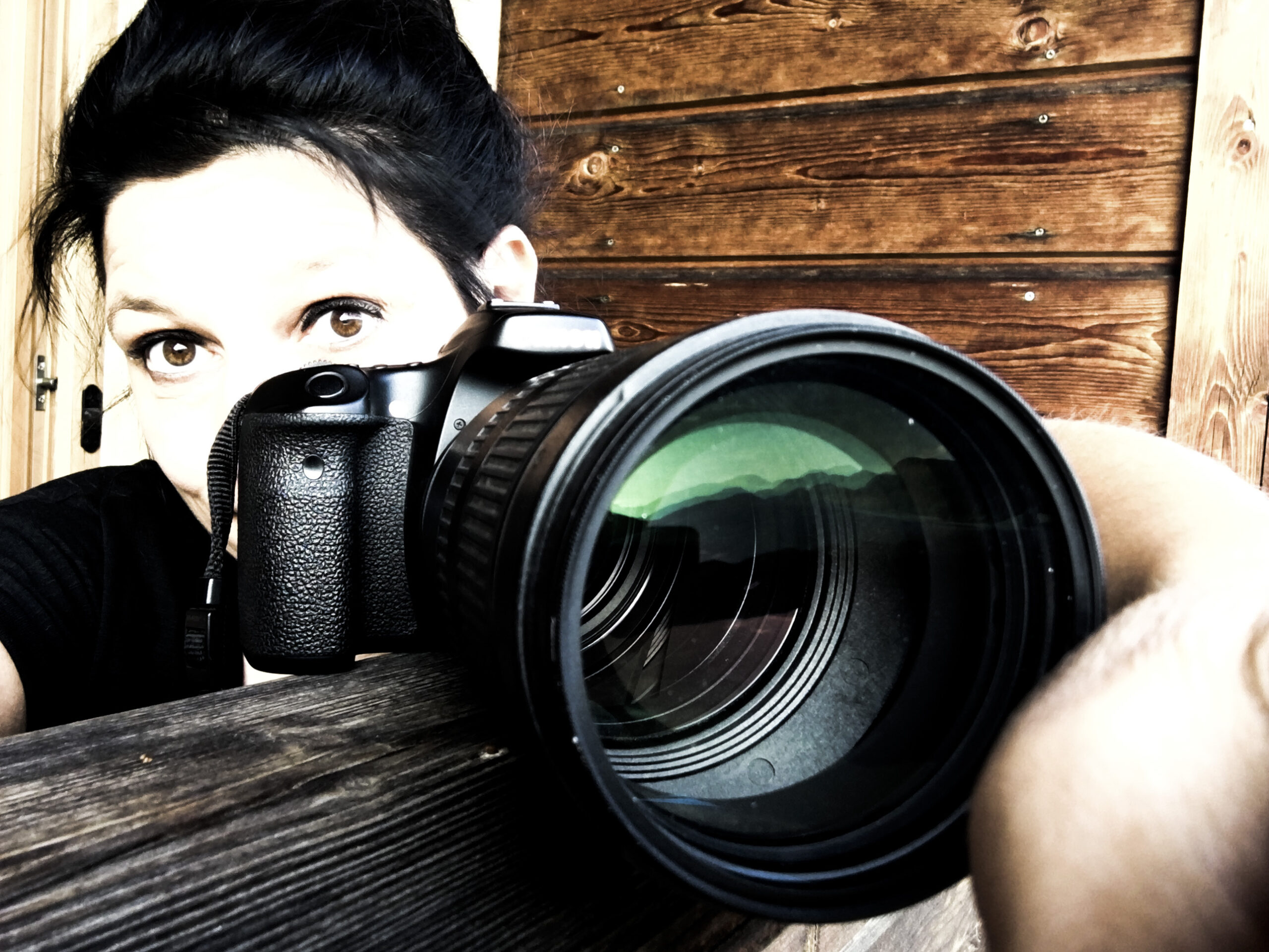 Fotografin Marina Alexiou mit ihrer Kamera – FOTO MAU – Myself