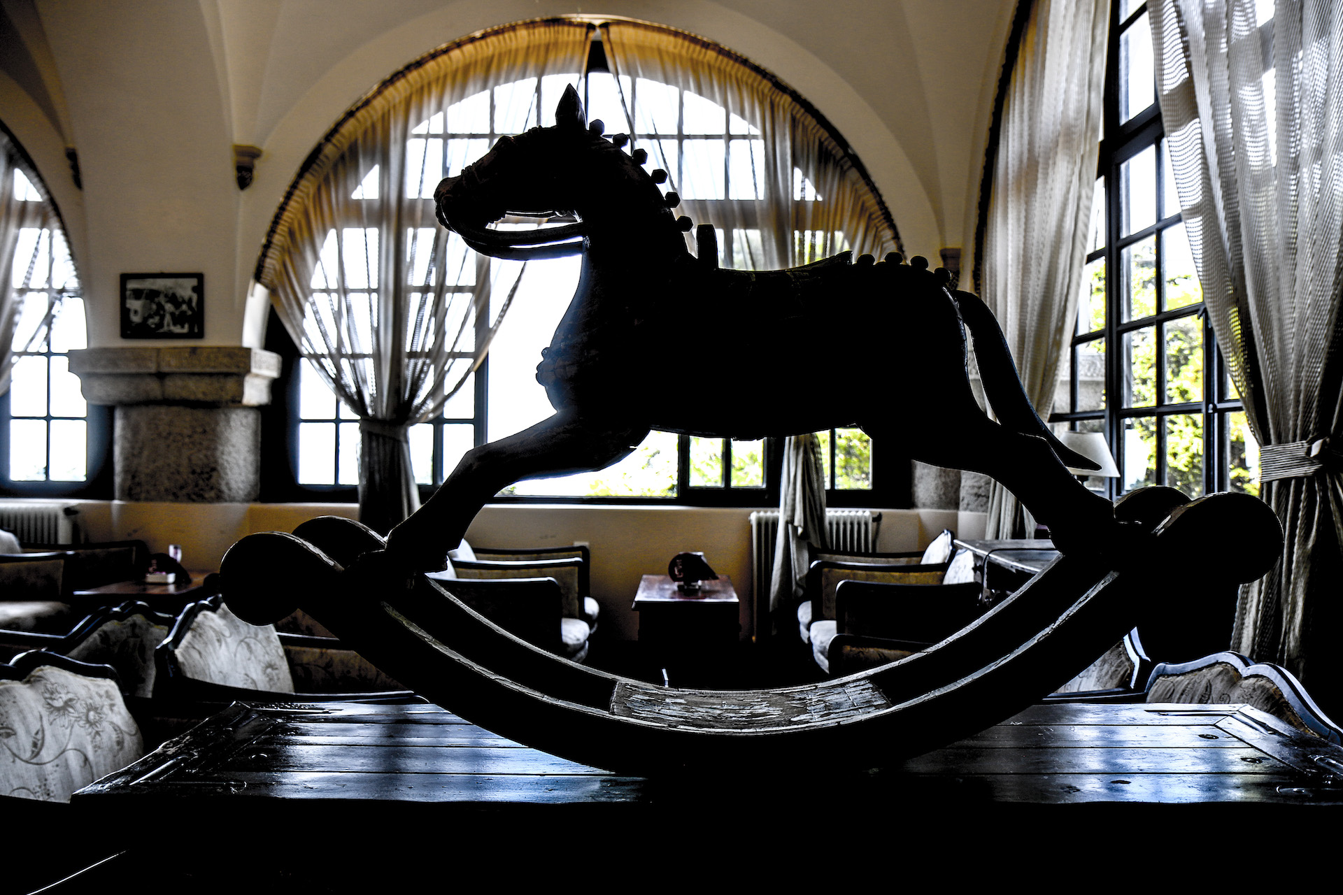 Ein Schaukelpferd vor der Kulisse einer Lounge, FOTO MAU – Interior & Exterior