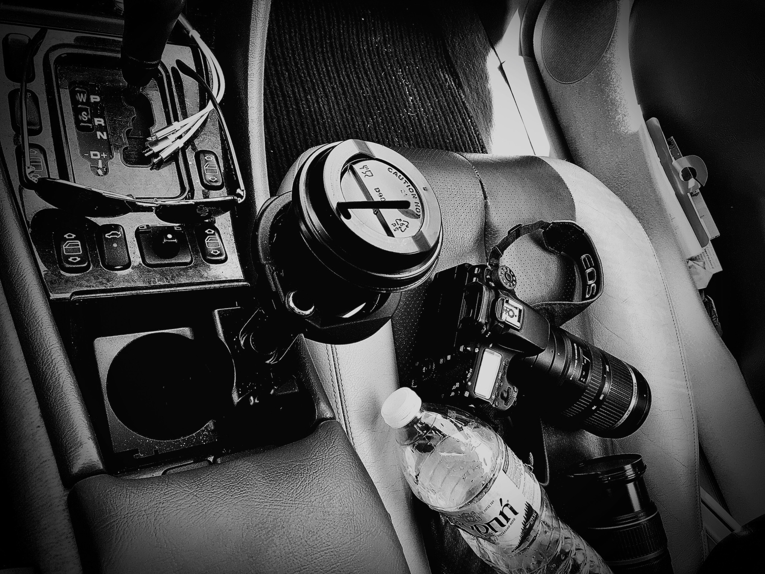 Kamera, Wasser und Kaffee liegen auf dem Beifahrersitz eines CLK – FOTO MAU – Travel
