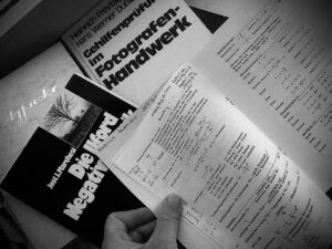 Blättern in Lehrbüchern im Fotografenhandwerk; FOTO MAU – Blog – Lehrjahre sind Herrenjahre