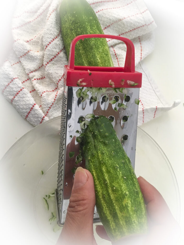 Gurke reiben für Tsatsiki