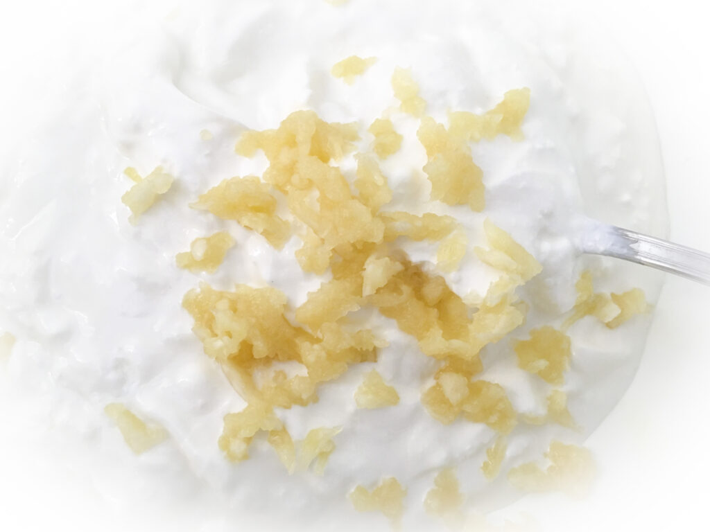 Geriebener Knoblauch auf griechischem Joghurt