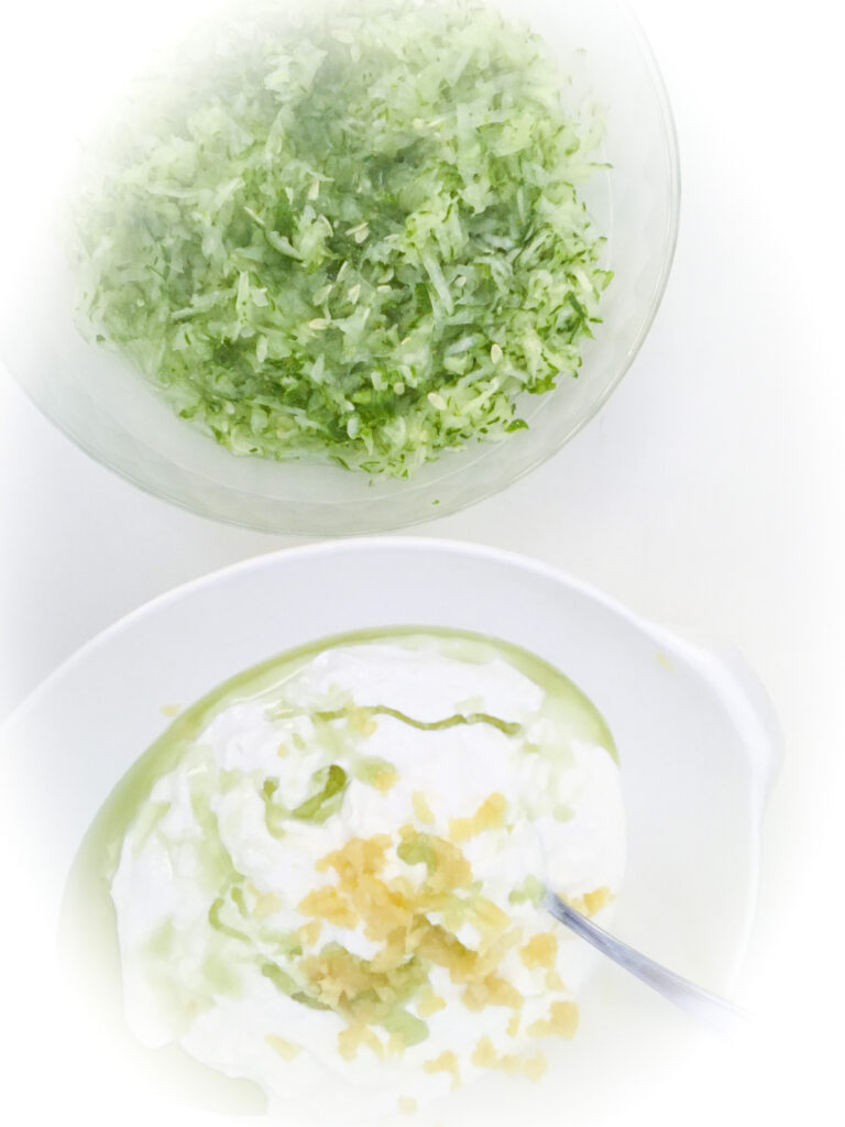 Schale mit geriebener Gurke, Schale mit Joghurt-Knoblauch-Olivenöl-Mix