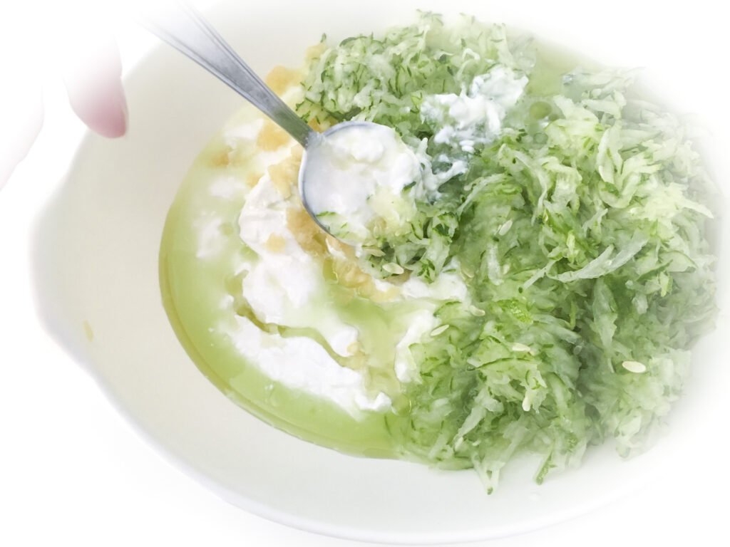 Alle Zutaten - Gurke, Joghurt, Salz, Knoblauch, Olivenöl - mischen - fertig!